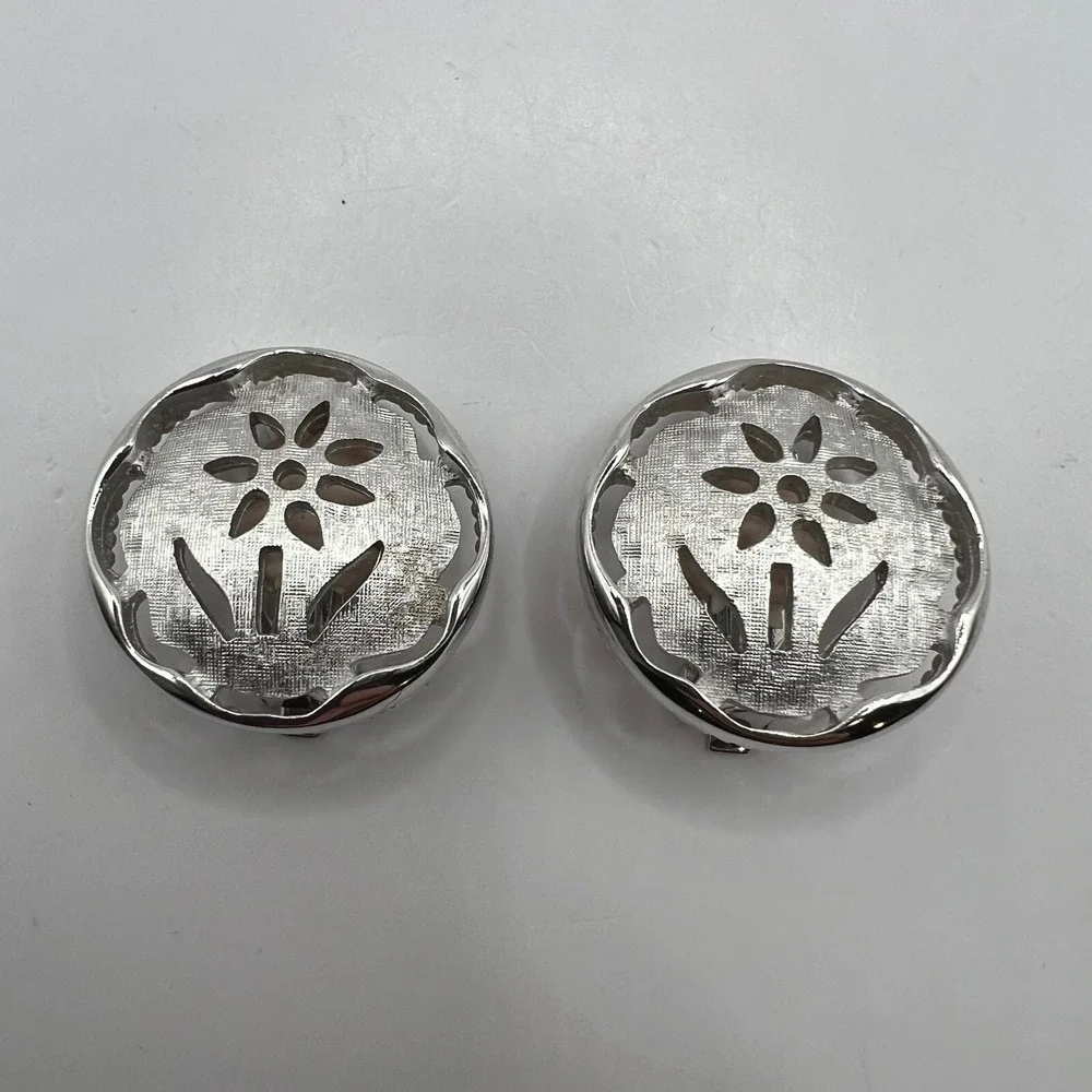 Vintage Sarah Coventry Clip On Earrings‎ Flower Textured Silver Tone Silhouette